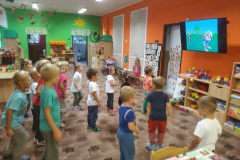 Dárek od naší obce Travčice v podobě nové televize děti velmi potěšil,děkujeme :-)